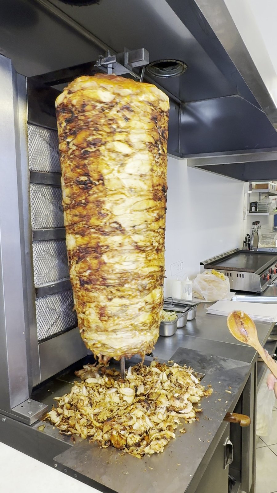 Döner şişi — taze hazırlanan tavuk döner
